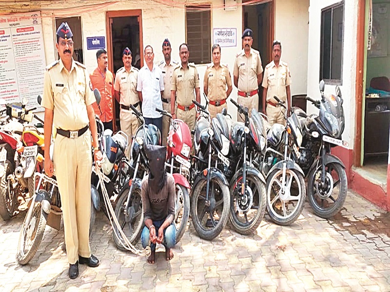 Rahuri police arrest 3 stolen motorcycles; Arrest one by trapping |  राहुरी पोलिसांनी पकडल्या चोरीच्या १३ मोटारसायकली; सापळा लावून एकास अटक