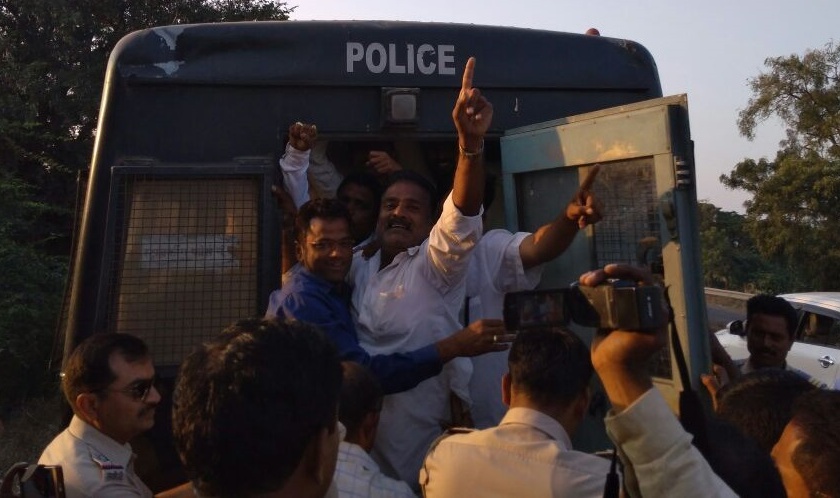 Police arrested the villagers who demanded Rs 3400 for sugarcane cultivation | उसाला ३४०० रूपये भाव मागणा-या राहुरीतील शेतक-यांना पोलिसांनी केली अटक