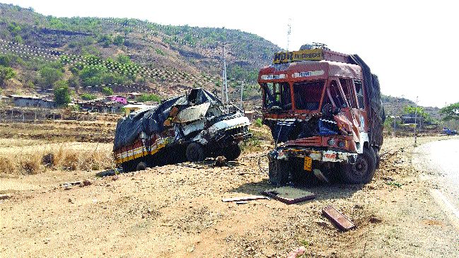 Tempo truck collides in Mahad | महाडमध्ये टेम्पो-ट्रकची धडक