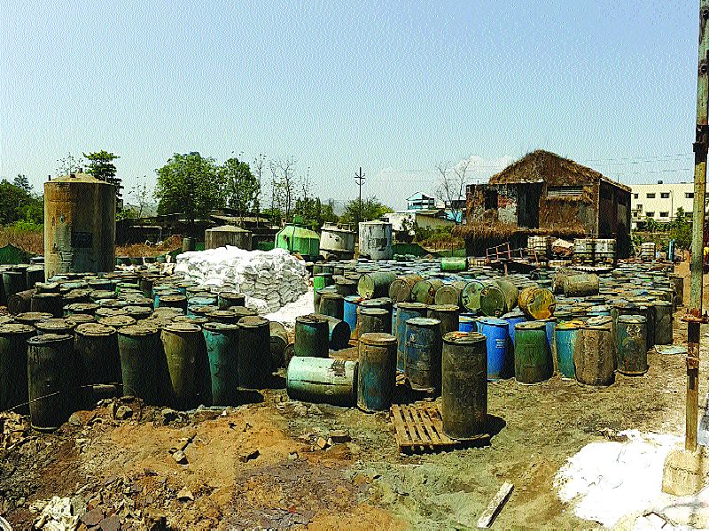 Chemical waste in the premises of factories | कारखान्यांच्या आवारात रासायनिक कचरा