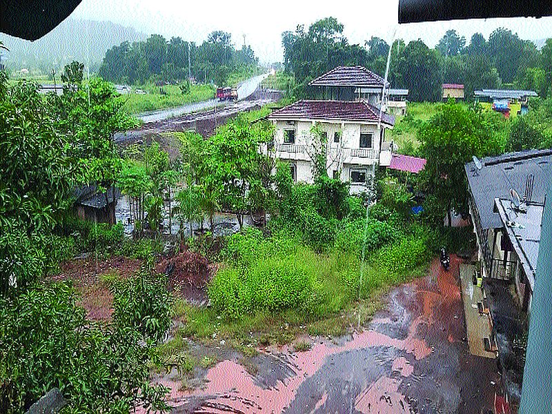 Poladpur taluka was hit by the falling rain | पोलादपूर तालुक्याला परतीच्या पावसाने झोडपले