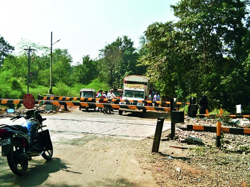 Close to the road for four hours due to a railway gate in Kalambaste | कळंबस्तेतील रेल्वे फाटकामुळे तब्बल चार तास रस्ता बंद