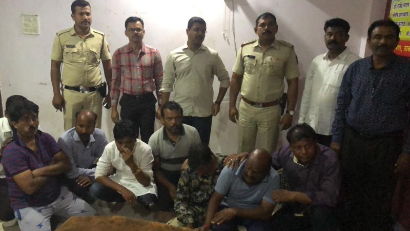 Eight people with a doctor arrested in gambling den raid at Nagpur | नागपुरातील जुगार अड्डयावरील धाडीत डॉक्टरसह अडकले ८ जण