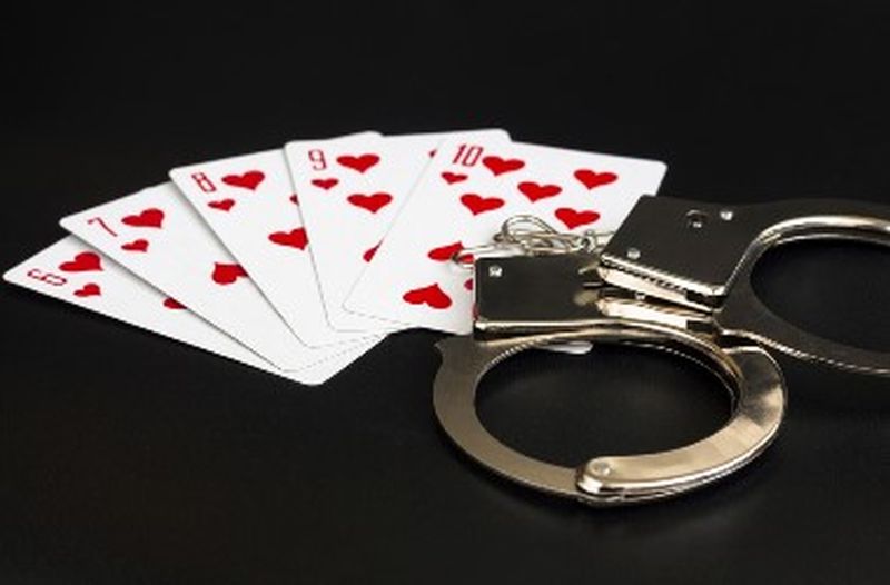 Raid on gambling; 14 person arrested | जुगारावर छापा; १४ जणांना अटक