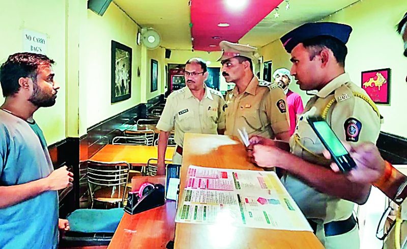 Raid on hotels, cafes operating in Nagpur | नागपुरात सुरू असलेल्या हॉटेल, कॅफेवर छापे 
