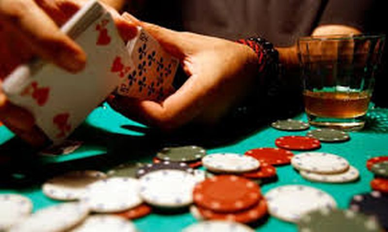 Special squad raids on gambling in Malegaon bazar of Telhara taluka | माळेगाव बाजारातील जुगारावर विशेष पथकाचा छापा