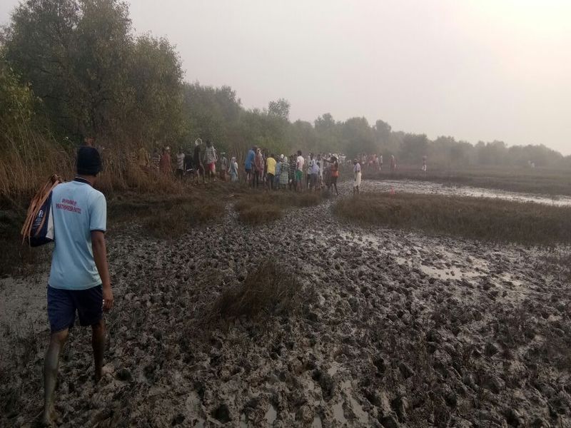 Shahapur: damaged check dam repair work | शहापूर : किना-यावरील फुटलेल्या संरक्षक बंधा-यांच्या दुरुस्तीचे काम दुस-या दिवशीही सुरू