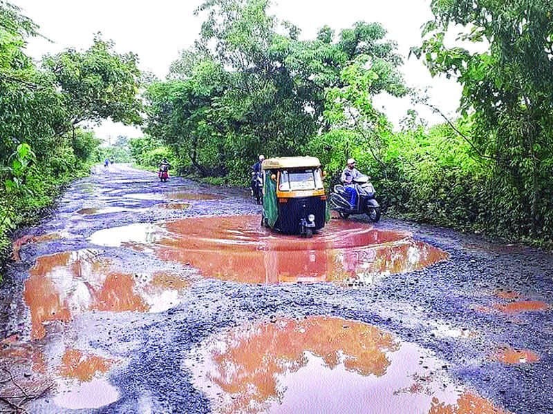 Due to the potholes, the result of Shrivardhan's tourism | खड्ड्यांमुळे श्रीवर्धनच्या पर्यटनावर परिणाम