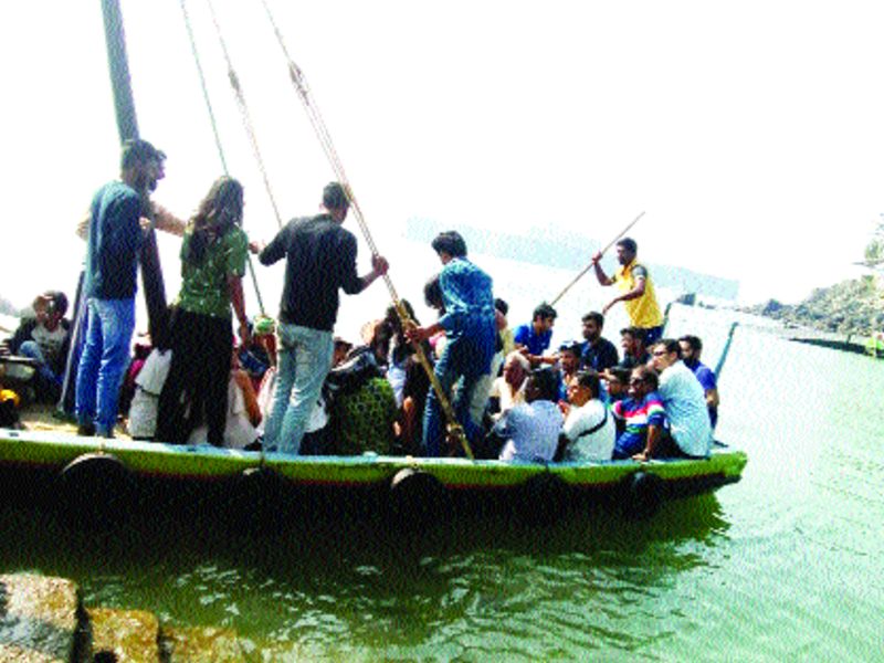 Tourists flock to coastline for the Thirty First, eight lakh tourists enter the coastal areas | थर्टी फर्स्टसाठी किनारे पर्यटकांनी फुलले, आठ लाख पर्यटक किनारी भागात दाखल