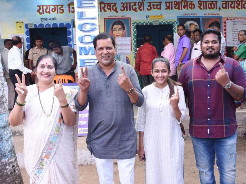 Maharashtra Lok Sabha Election 2024: MLA Mahendra Dalvi exercised his right to vote with his family | Raigad: आमदार महेंद्र दळवींनी कुटुंबीयासमवेत बजावला मतदानाचा हक्क