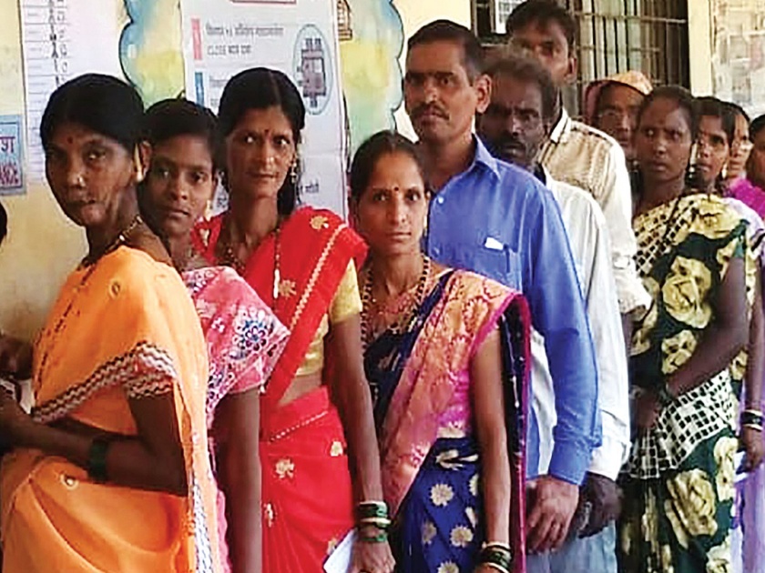 In Raigad, women are leading in the voting | रायगडमध्ये मतदानात महिला आघाडीवर