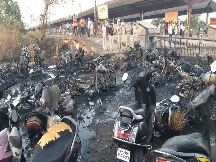 mad man set fire to 43 two wheelers in Kamoth | कामोठ्यात माथेफिरूने 43 गाड्या पेटवल्या