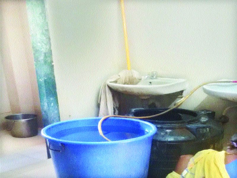Patients admits without water in government hospital | सरकारी रुग्णालयात पाण्याविना रुग्ण बेहाल