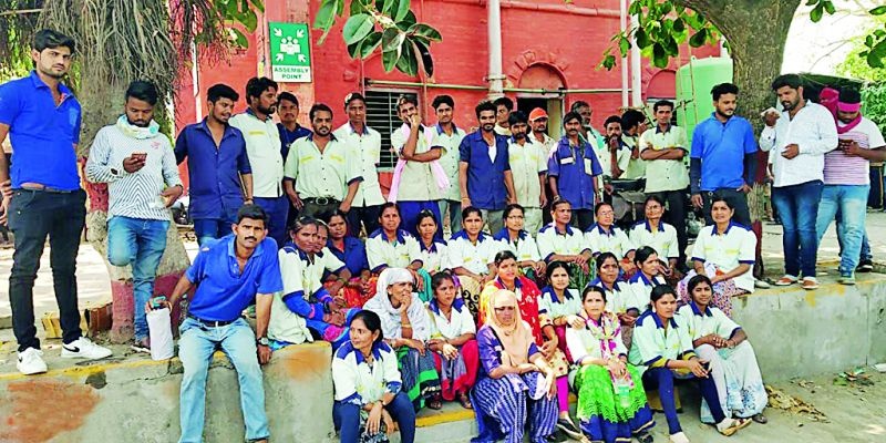 80 workers of Carriage and Wagon stop work agitation in Nagpur | नागपुरात कॅरेज अँड वॅगनच्या ८० कामगारांचे काम बंद आंदोलन