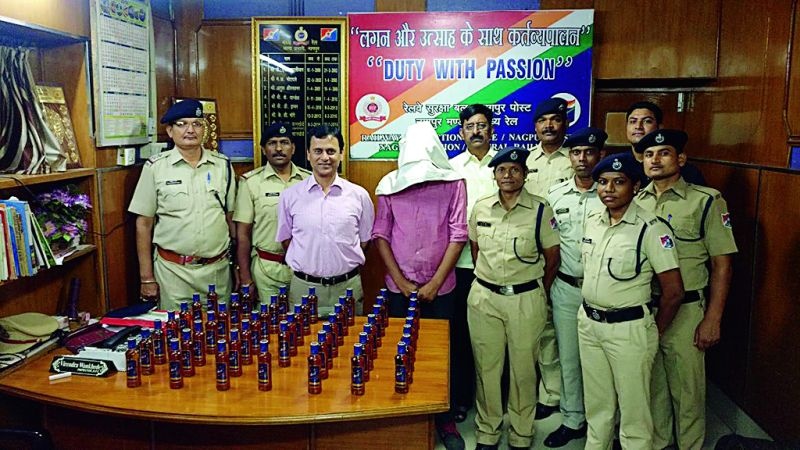 48 bottles of liquor seized at Nagpur railway station | नागपूर रेल्वेस्थानकावर दारूच्या ४८ बॉटल जप्त