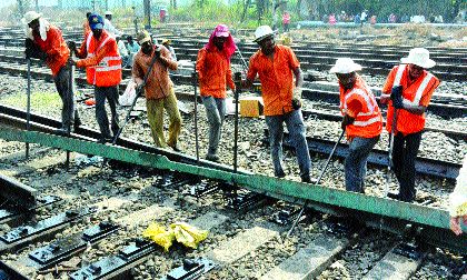 The Mumbai Railway Urban Transport Project (RCC) has been affected | मुंबई रेल्वे नागरी वाहतूक प्रकल्प रुळांवरून घसरला