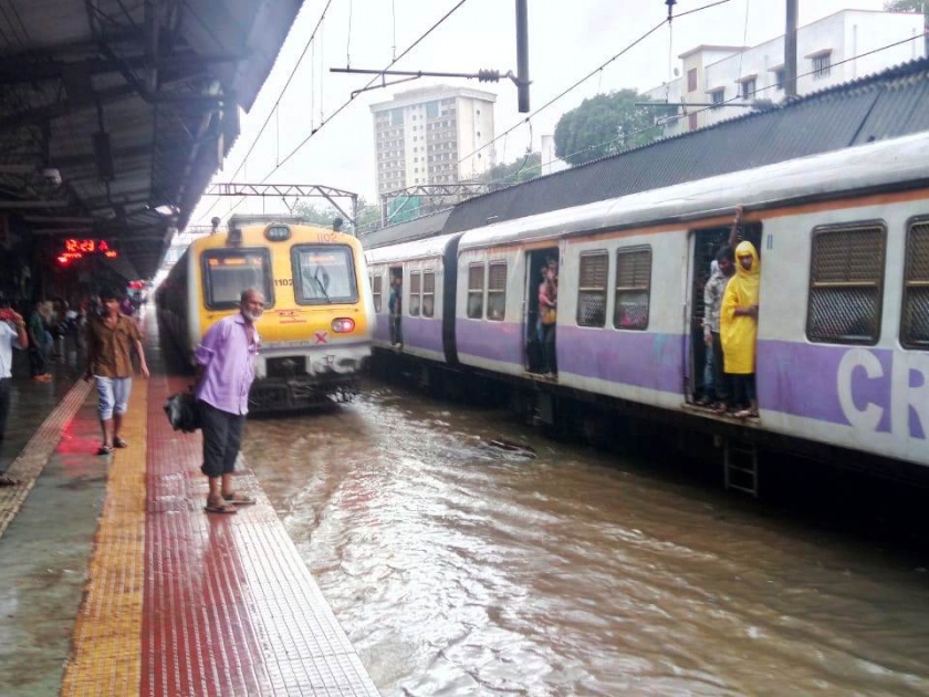 Central Railway slow down due to rain: Thane | पावसामुळे मध्य रेल्वेचा वेग मंदावला : ठाणे जिल्ह्यातील प्रवाशांचे हाल