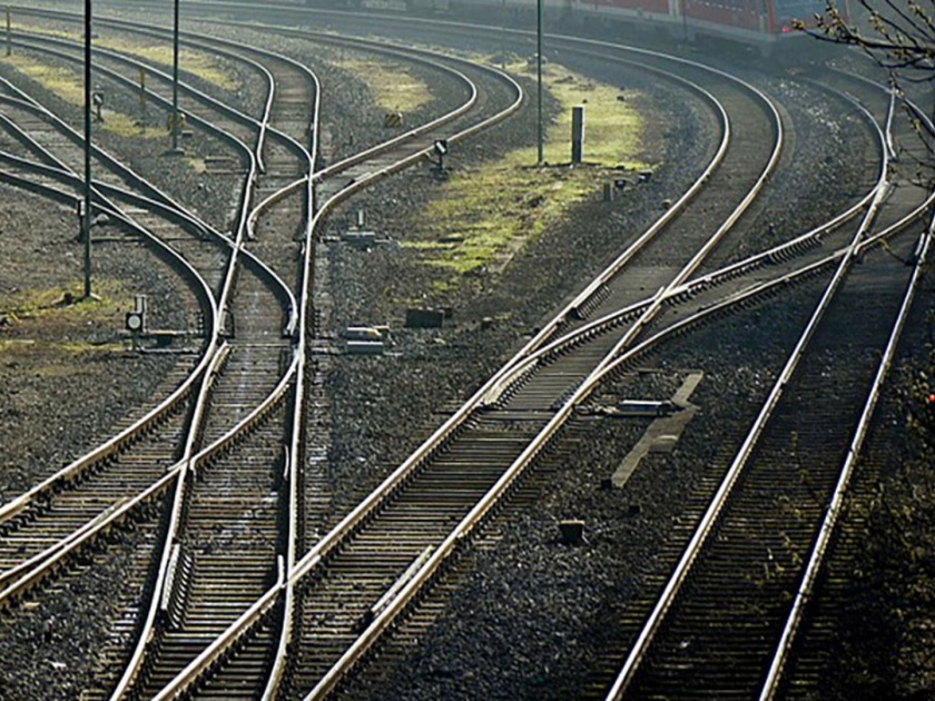 Private rail runs on special routes | ठरावीक मार्गांवर धावणार खासगी रेल्वे