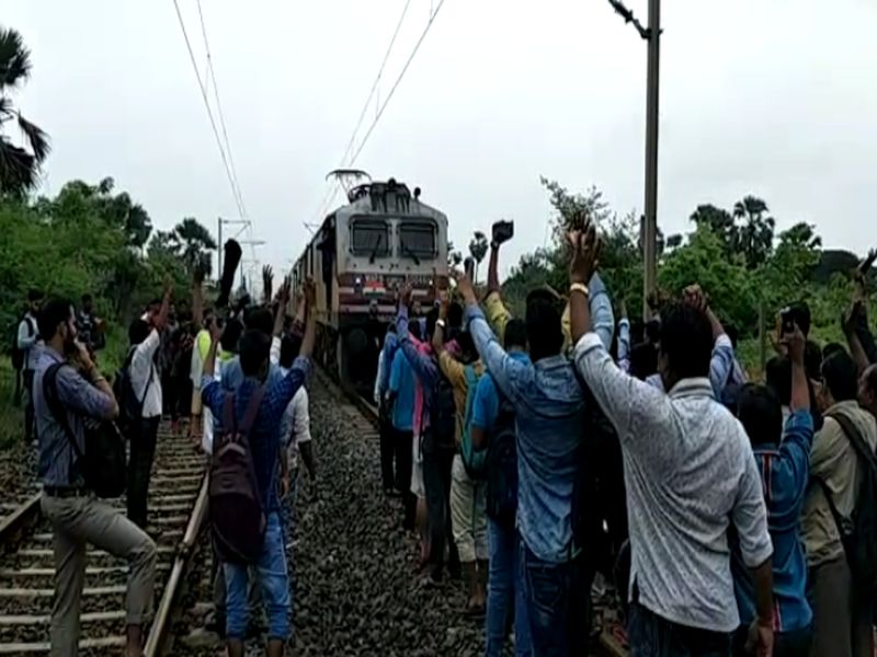 Palghar: rail roko by passengers at Umaroli station | पालघर : गाड्यांना थांबा मिळत नसल्यानं उमरोळी स्थानकात संतप्त प्रवाशांचा रेल रोको