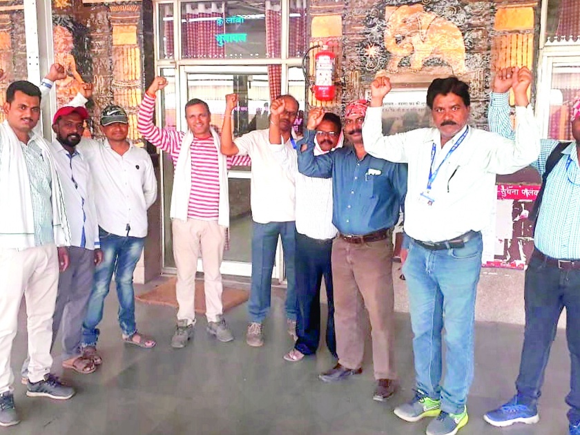 Railway workers' demonstrations in Bhusaval | भुसावळात रेल्वे कर्मचाऱ्यांची निदर्शने