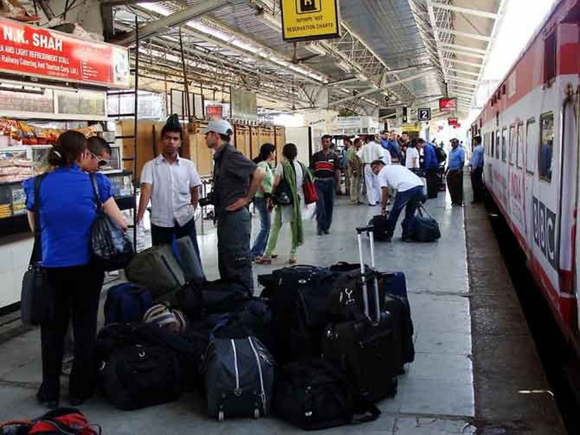 Bags on Wheels! Passengers arrive at the train station empty-handed; Railway's scheme | चिंता सोडा! प्रवाशांनो रिकाम्या हातांनी स्थानकावर या; रेल्वे अवजड बॅगा पोहोचविणार