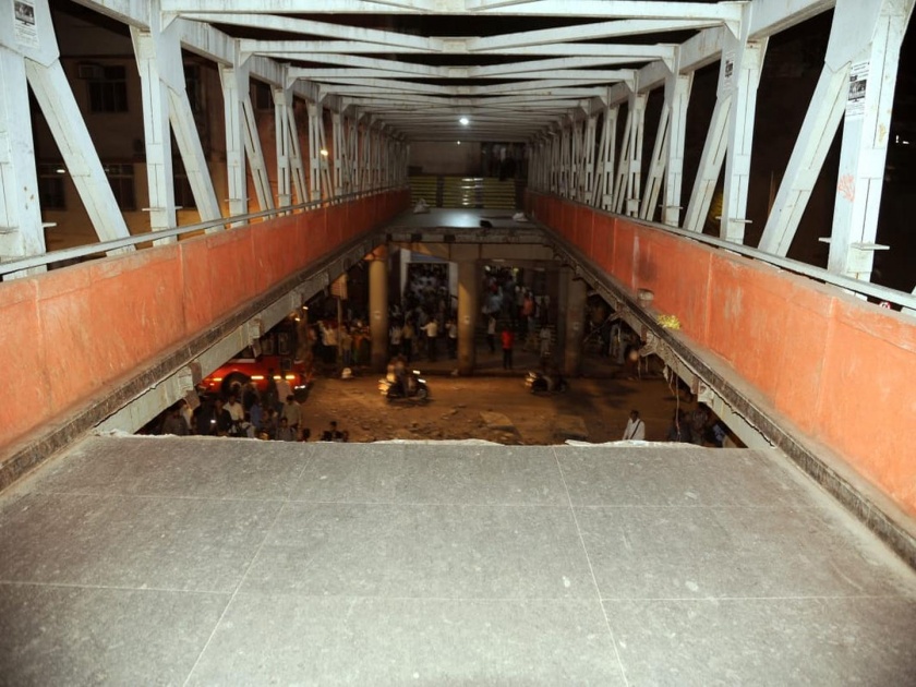 Mumbai CST Bridge Collapse: The officer responsible for the death of six people is responsible | Mumbai CST Bridge Collapse : ’त्या’ सहा जणांच्या मृत्यूस संबंधित अधिकारीच जबाबदार