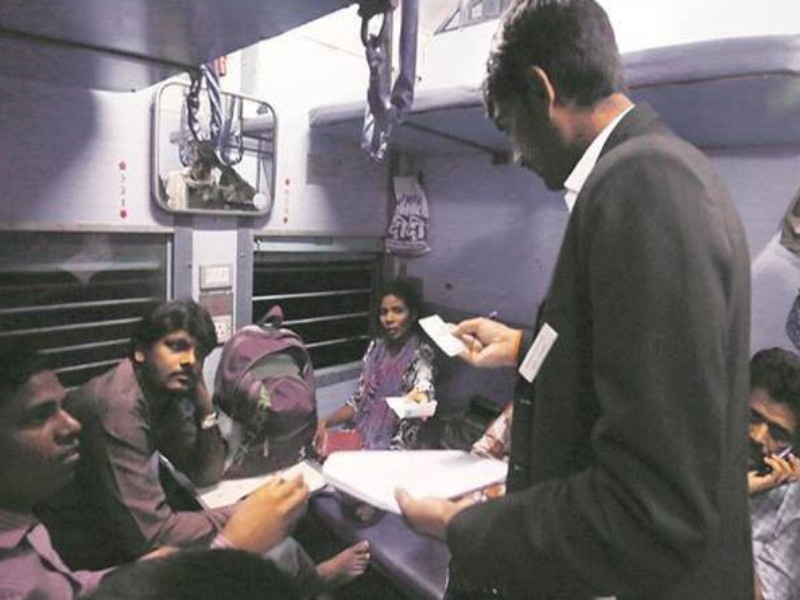 Railways received 23 crores from free passengers Action was taken by ticket inspection teams within 10 months | फुकट्या प्रवाशांकडून रेल्वेला मिळाले २३ कोटी; १० महिन्यांत तिकीट तपासणी पथकांकडून झाली कारवाई