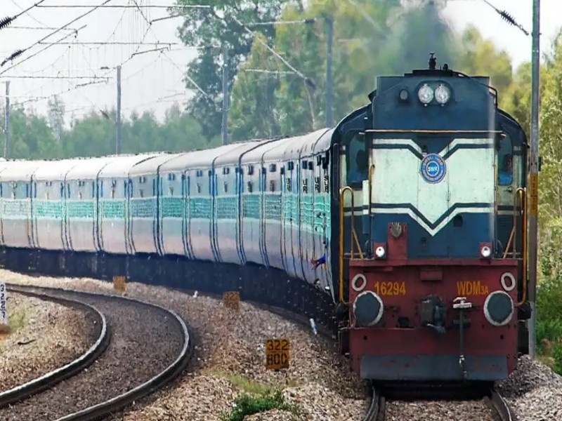 Pune-Mumbai train service to start? Chief Commercial Manager's circular goes viral on social media | पुणे-मुंबई दरम्यान रेल्वेसेवा सुरू होणार? मुख्य वाणिज्य व्यवस्थापकांचे परिपत्रक 'व्हायरल' 