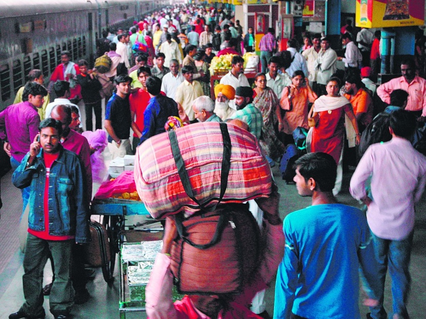 Increase the number of without ticket train passengers; Action on 82 thousand people | विनातिकीट रेल्वे प्रवाशांच्या संख्येत वाढ; ८२ हजार जणांवर कारवाई 