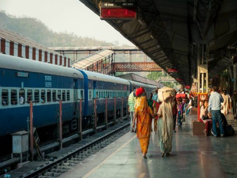 In the Panchavati Express, | पंचवटी एक्स्प्रेसमध्ये पासधारकाची अरेरावी