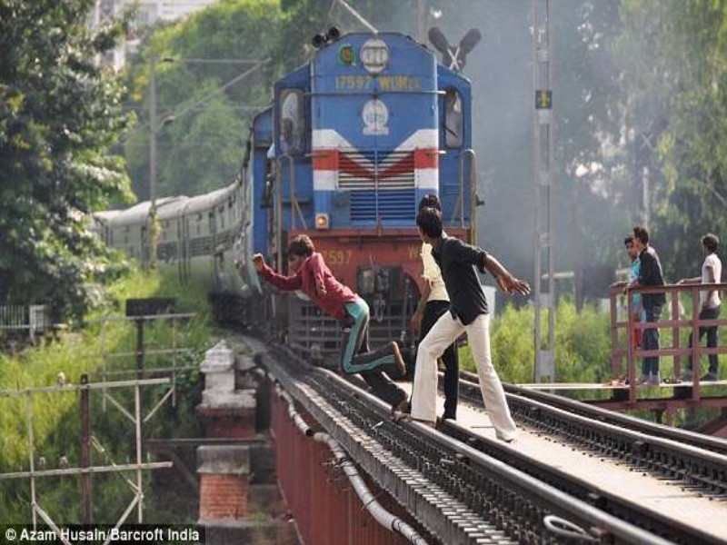 man dashed by railway while crossing railway line | शॉर्टकट बेतला जीवावर : रूळ ओलांडताना मुलीला भेटून येणाऱ्या पित्याचा मृत्यू 