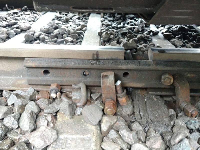 Due to the alert of gangman , the accident of Mumbai-Pune Intercity Express was avoided | गँगमनच्या सतर्कतेमुळे टळला मुंबई-पुणे इंटरसिटी एक्स्प्रेसचा अपघात