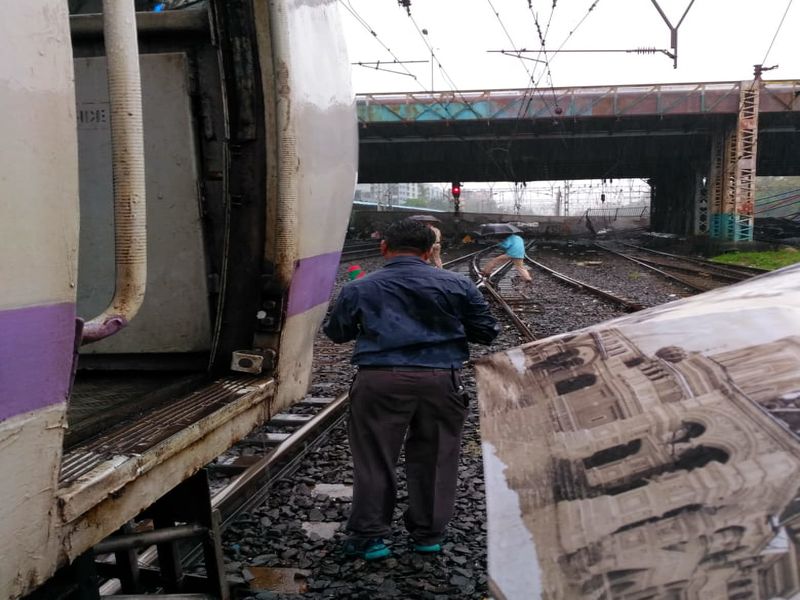 The youth collapsed on the tracks as they boarded a running train | धावत्या ट्रेनमधून तोल गेल्याने युवक पटरीवर कोसळला