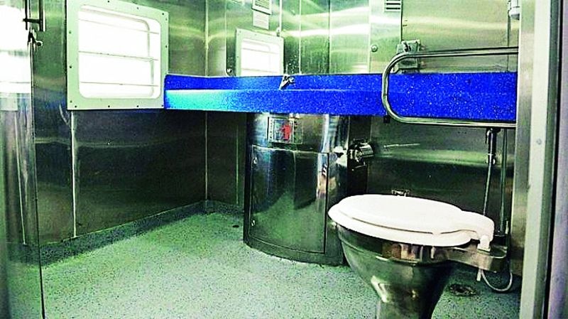 Dappum Railway has installed 19 bio toilets in 4 coaches | दपूम रेल्वेने १२०६ कोचमध्ये लावले ४२९९ बायो टॉयलेट