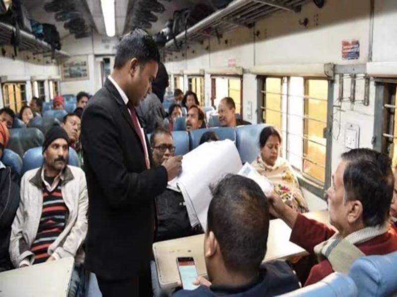 Pune railway department collects fine of 1 crore from 19 thousand free passers | पुणे रेल्वे विभागात १९ हजार फुकट्यांकडून १ कोटींचा दंड वसूल