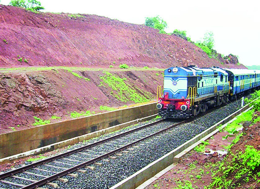 Cramps fall; Trains on Konkan Railway canceled | दरड कोसळल्या; कोकण रेल्वे मार्गावरील गाड्या रद्द