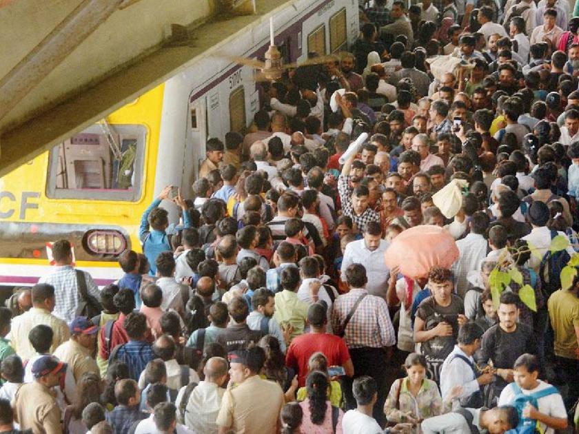 316 locales of western railway are cancelled, the confusion of passengers does not end; Due to the crowd, the doors of the AC local are not open! | ‘परे’च्या ३१६ लोकल रद्द, प्रवाशांचा गोंधळ संपेना; गर्दीमुळे एसी लोकलचे दरवाजे लागेनात!