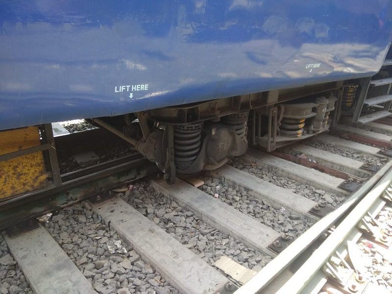 Three coaches of the train collapsed on the Purna station | पूर्णा स्थानकावर रेल्वेची तीन डब्बे रुळावरून घसरली