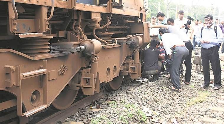 Railway engine derailed : Incident at Chacher station | रुळावरून उतरले रेल्वे इंजिन : चाचेर स्थानकावरील घटना