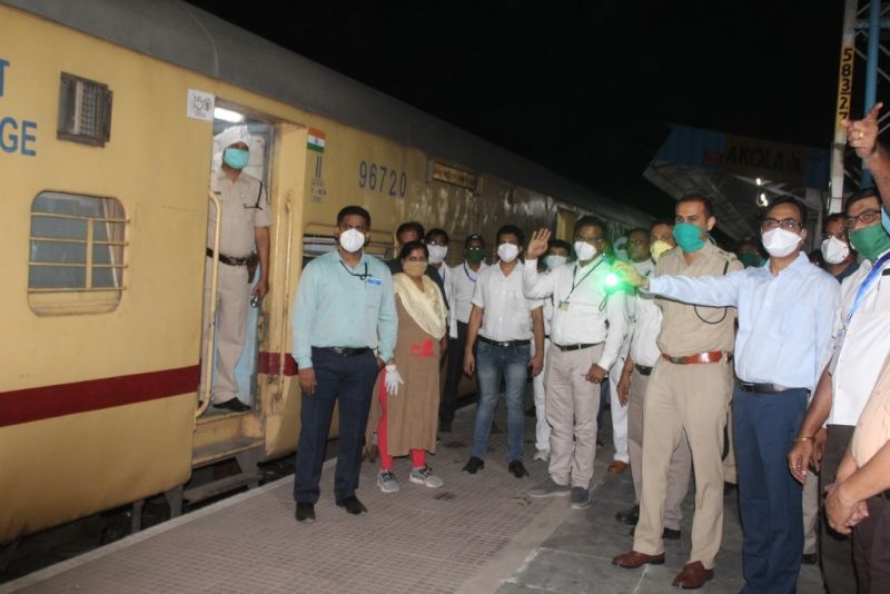 1086 laborers from Madhya Pradesh left for Jabalpur by special train | मध्य प्रदेशातील १०८६ मजूर विशेष रेल्वेने जबलपूरकडे रवाना