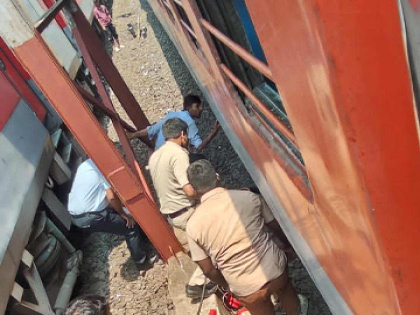The brake binding of a running train caught fire in Goa, due to the alertness of the police, Arnath avoided it! | गोव्यात धावत्या रेल्वेच्या ब्रॅक बाईन्डिगने घेतला पेट, पोलिसांच्या सतर्कतेमुळे अर्नथ टळला!