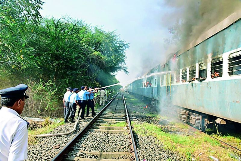 Howrah-Mumbai special train derailed at Ajani railway station: Two coaches fire | अजनी रेल्वेस्थानकावर हावडा-मुंबई विशेष रेल्वेगाडी रुळावरून घसरली : दोन कोचला आग