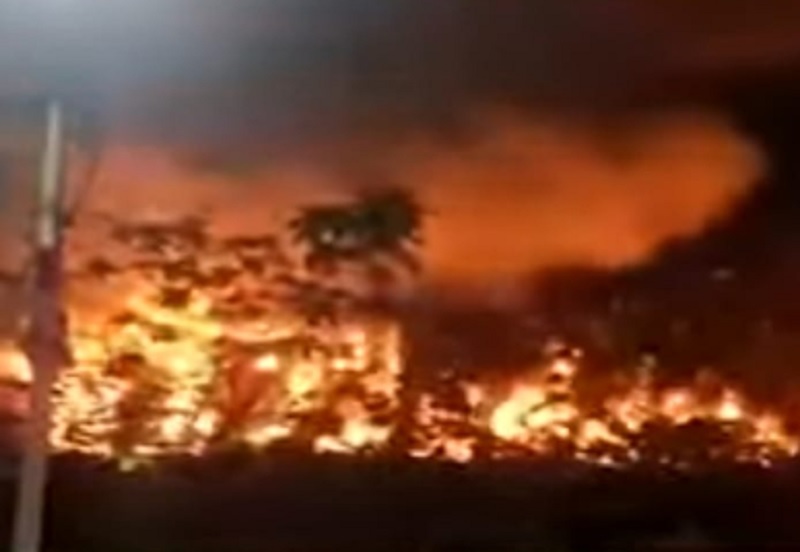 Train fire at Kolhapur railway station | कोल्हापूर रेल्वे स्टेशनमध्ये आगीचा तब्बल तीन तास थरार, रेल्वे डबा खाक