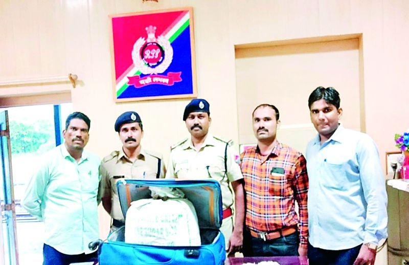 3kg of marijuana seized from Tatanagar-Itwari passenger | टाटानगर-इतवारी पॅसेंजरमधून ११ किलो गांजा जप्त
