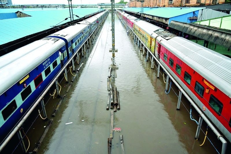 Delay in 14 trains due to rain in Nagpur | नागपुरात  पावसामुळे १४ रेल्वेगाड्यांना विलंब