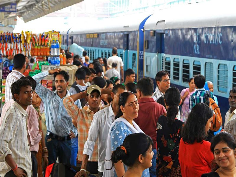 Cag finds out why Indian Railways get delayed everyday | कॅगला समजले भारतीय रेल्वेच्या विस्कटलेल्या गणिताचे गुपित