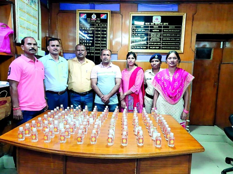 109 bottles of alcohol seized at Nagpur railway station | नागपूर रेल्वेस्थानकावर दारूच्या १०९ बॉटल जप्त 