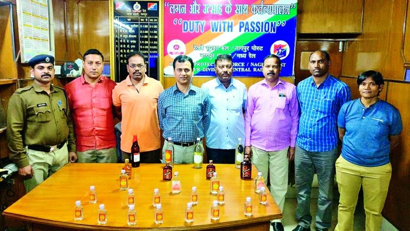 Liquor smuggled at Nagpur railway station | नागपूर रेल्वेस्थानकावर दारूची तस्करी पकडली