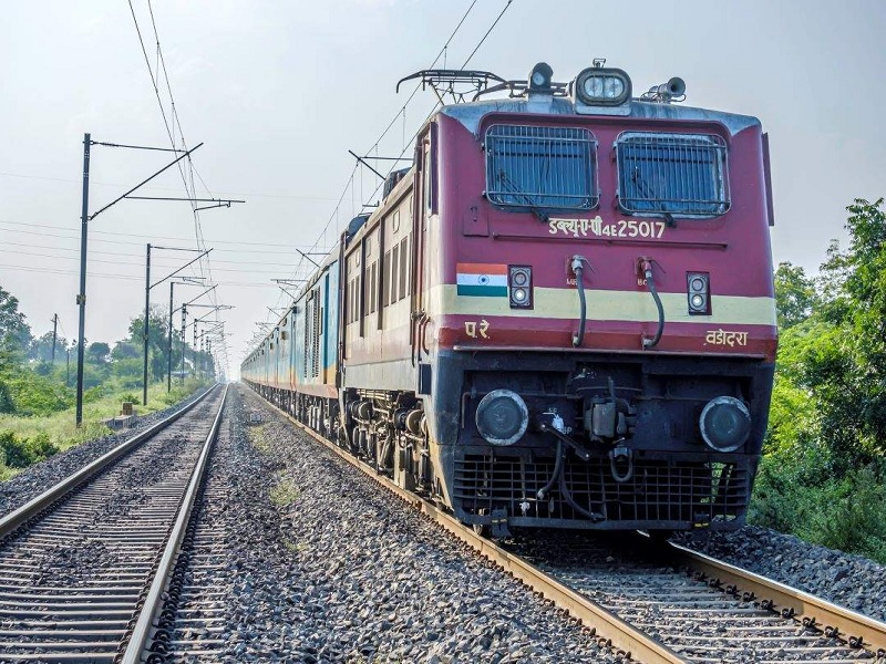 Indian Railway An unidentified woman died in a train collision on the Mumbai-Pune railway | Indian Railway| मुंबई-पुणे लोहमार्गावर रेल्वेच्या धडकेत अनोळखी महिलेचा मृत्यू