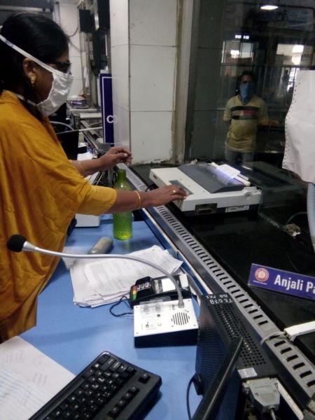 Reservation form at Nagpur railway station, money disinfection machine | नागपूर रेल्वेस्थानकावर आरक्षण फॉर्म, पैसे निर्जंतुक करणार मशिन